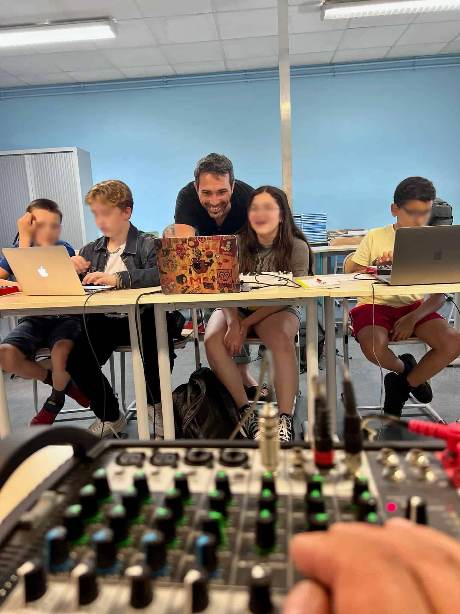 Initier un adolescent à la création musicale numérique : enjeux pédagogiques et premiers pas concrets 2 1 Atelier MAO 1 2