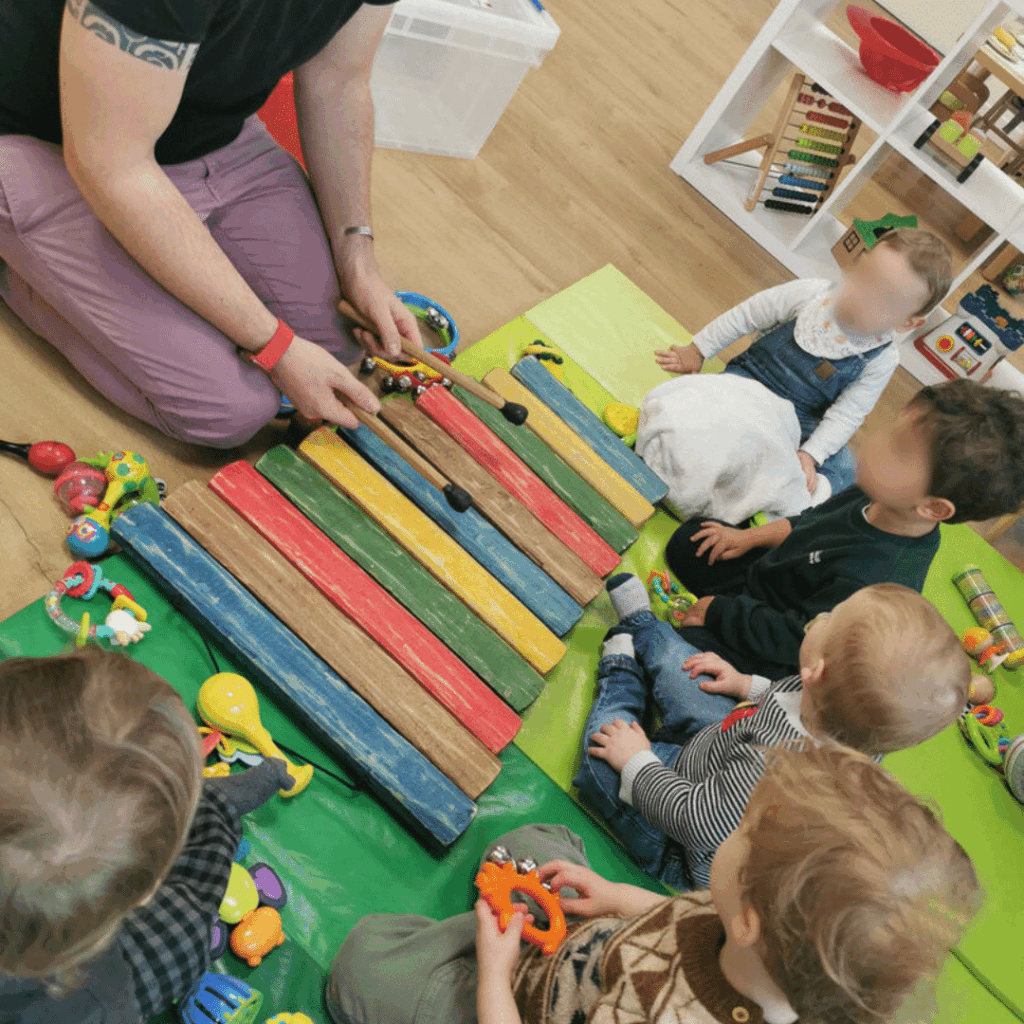 Musique en crèche et halte-garderie : ce que le Référentiel national de qualité d’accueil (2025) change concrètement pour vos pratiques