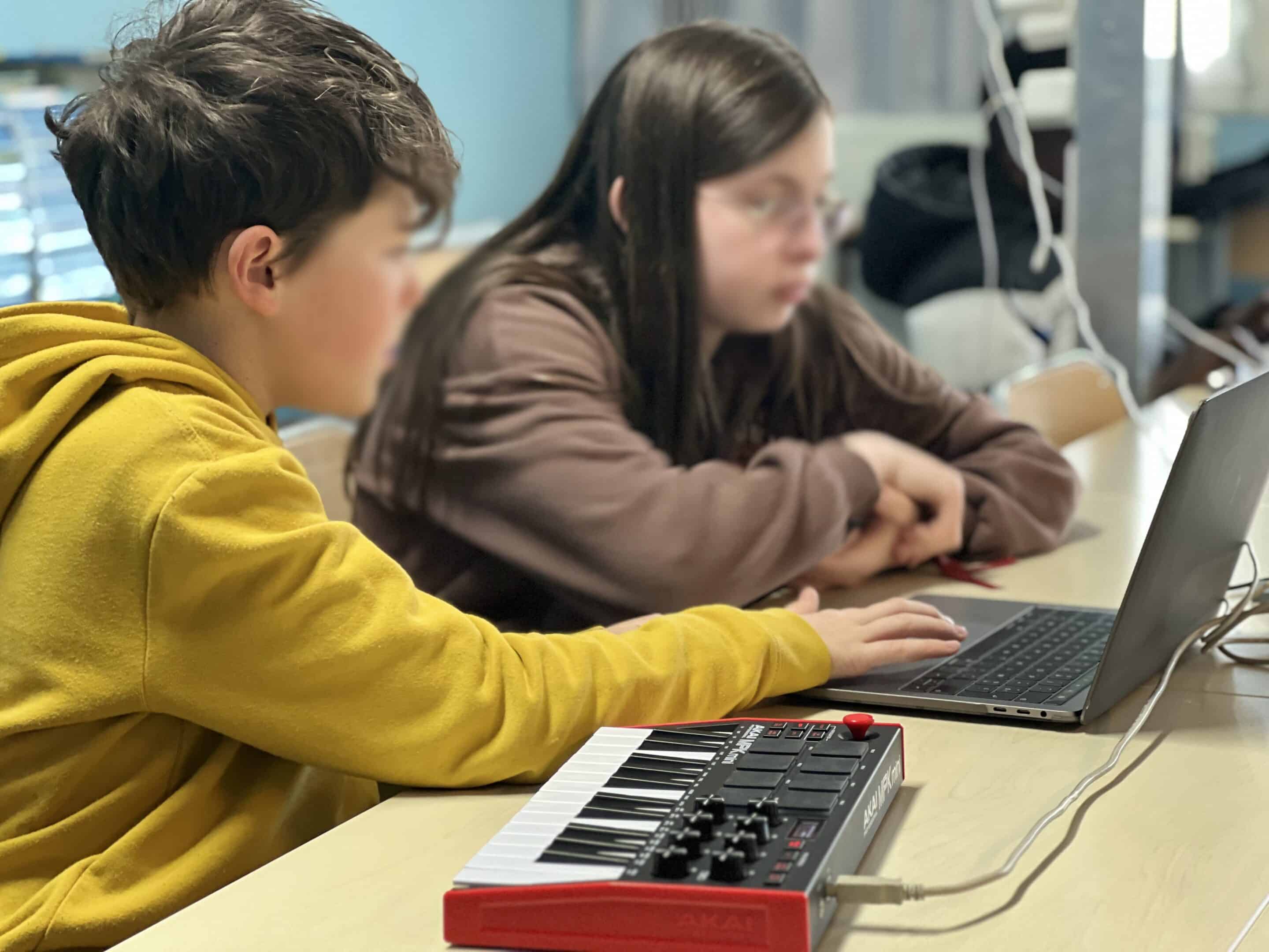 Initier un adolescent à la création musicale numérique : enjeux pédagogiques et premiers pas concrets 1 Atelier dinitiation M.A.O ados scaled 3