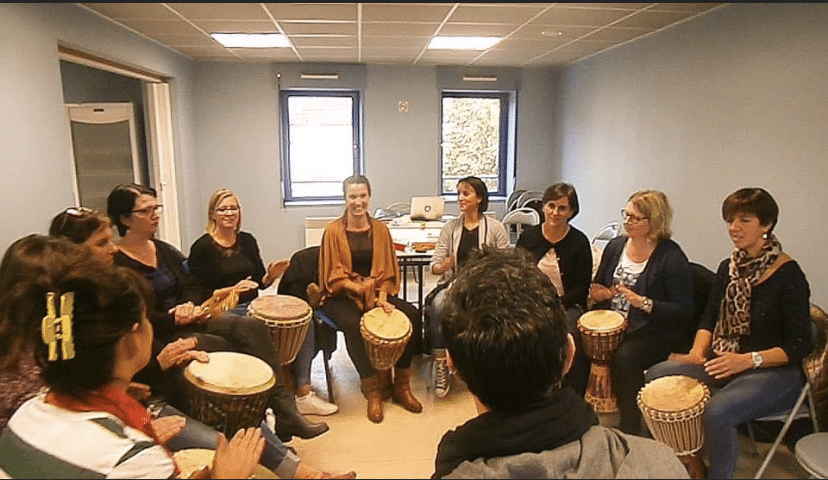 Team building par la musique : ce qui distingue vraiment une séance de musicothérapie d’un atelier ludique