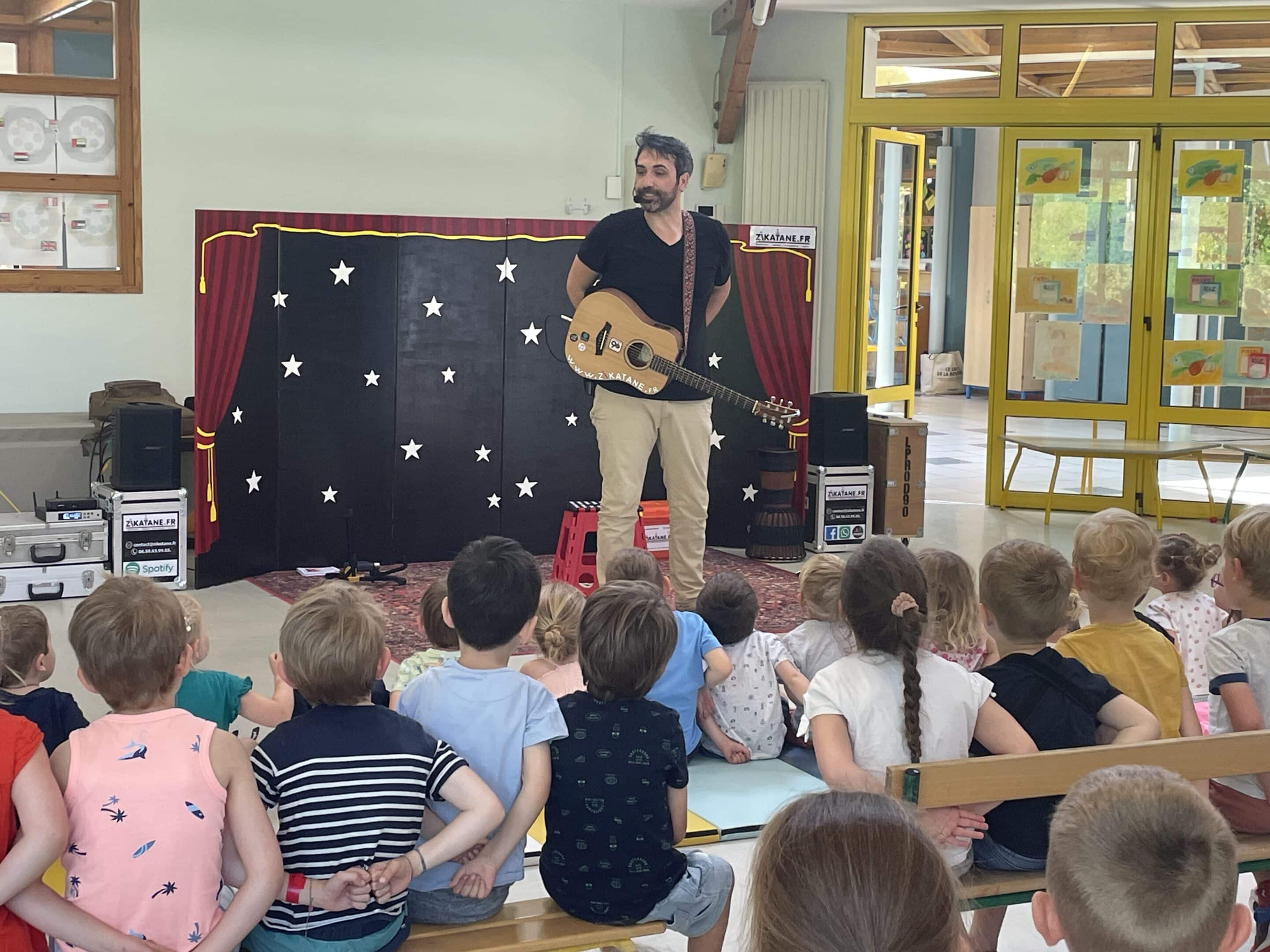 Spectacle musical en crèche : comment choisir le bon intervenant et préparer les enfants à sa venue 1 G Spectacle Alsh scaled 3