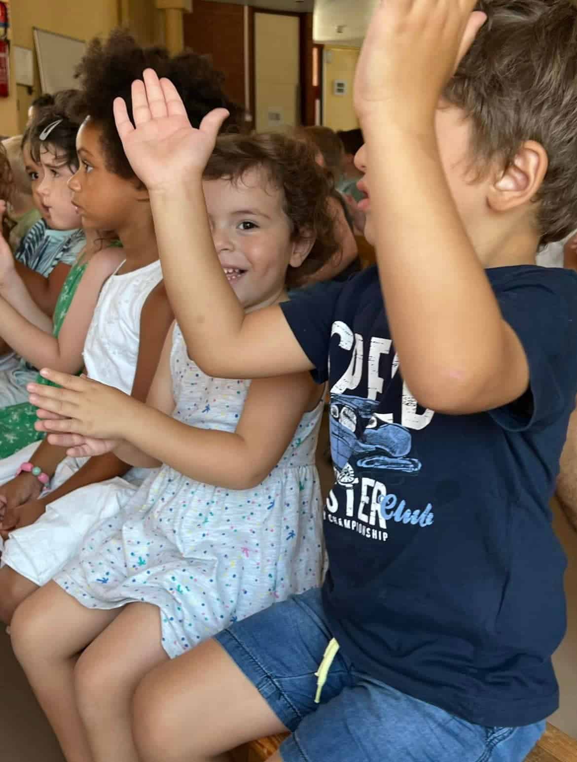 Spectacle musical en crèche : comment choisir le bon intervenant et préparer les enfants à sa venue 2 O Spectacle enfant Ecole enfant 1 1